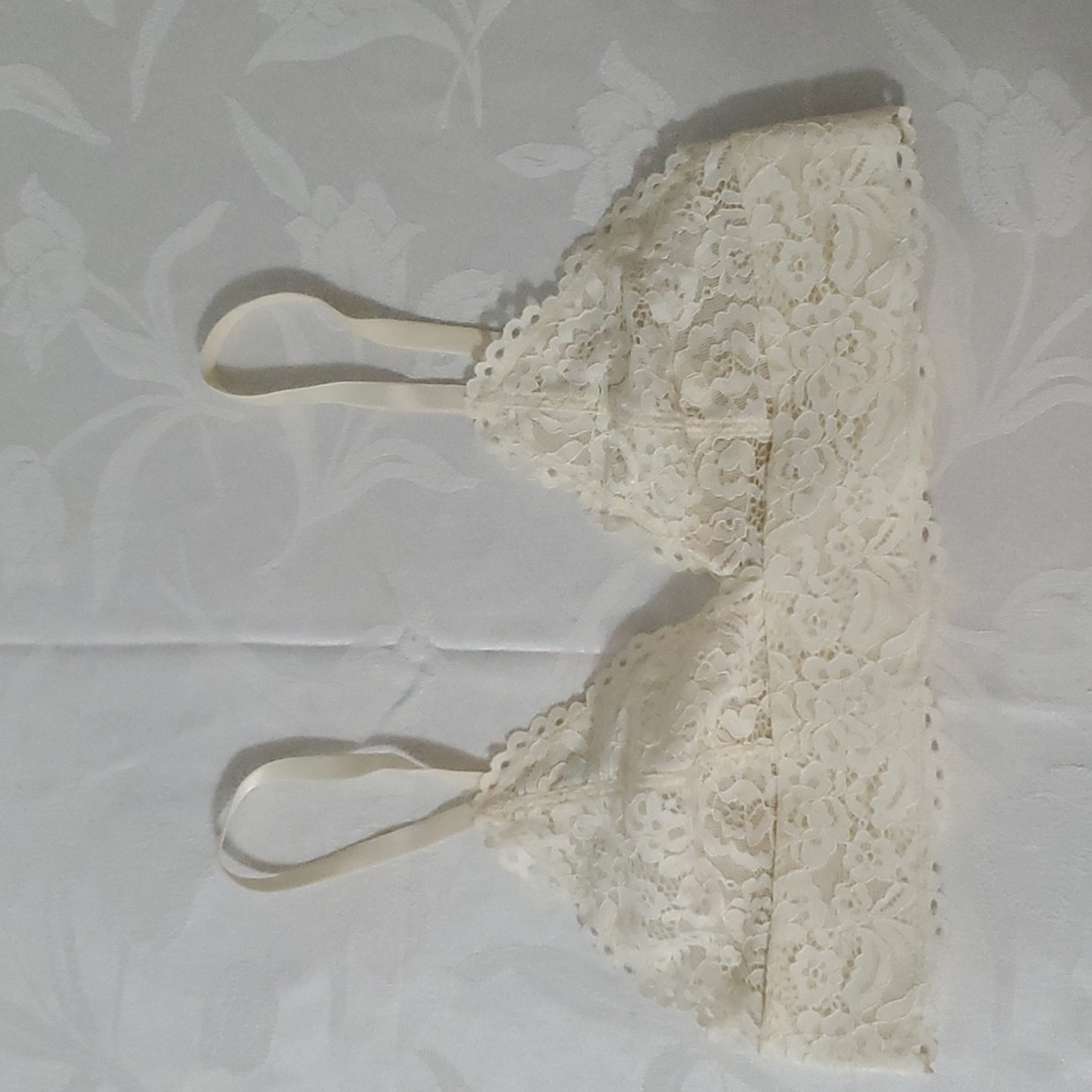 B tempted ivory lace bra.